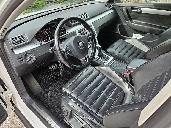 Volkswagen Passat Alltrack 3 of 4