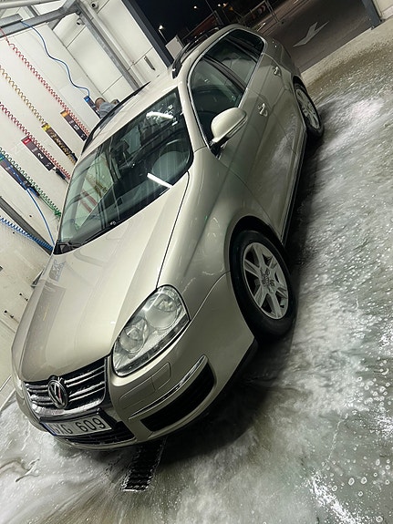 Volkswagen Golf V 2 of 8
