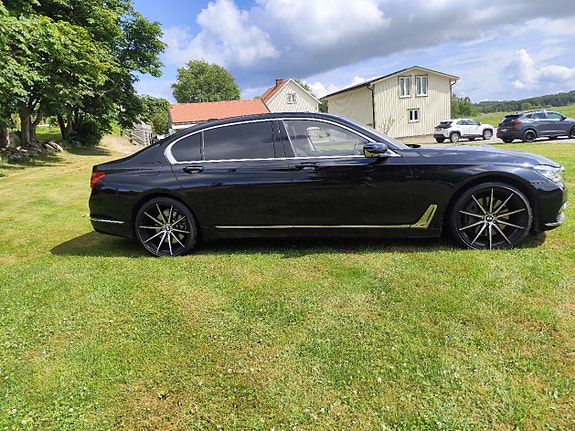 BMW 750iL 8 of 20