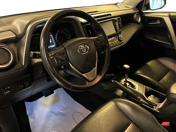 Toyota RAV4 8 of 19
