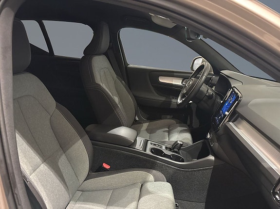 Volvo XC40 8 of 12