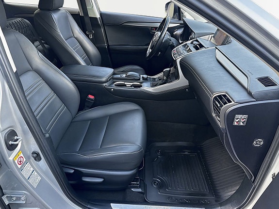 Lexus NX300h 7 of 24