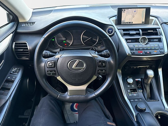 Lexus NX300h 9 of 24