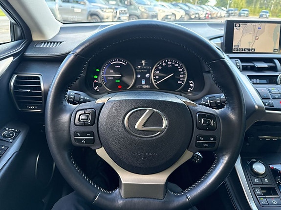Lexus NX300h 13 of 24
