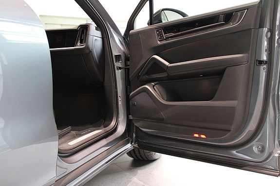 Porsche Cayenne 19 of 25