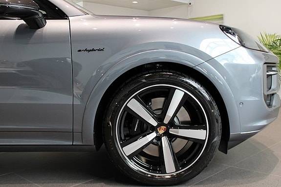 Porsche Cayenne 13 of 25