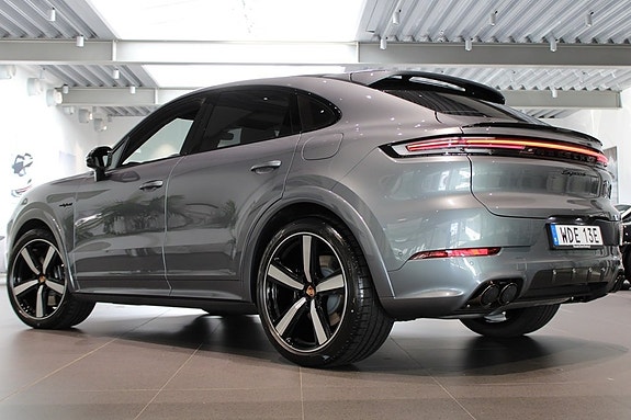 Porsche Cayenne 2 of 25