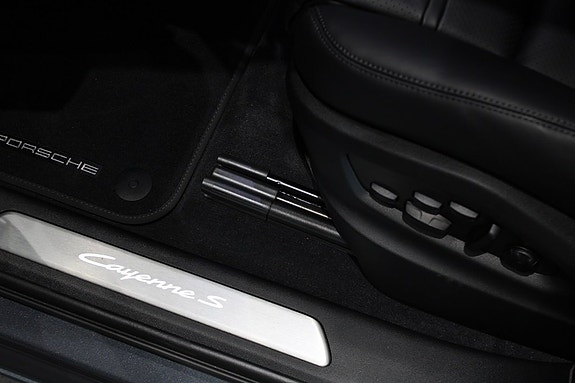 Porsche Cayenne 7 of 25