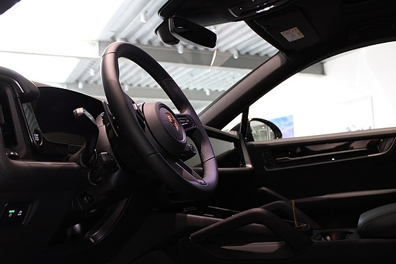 Porsche Cayenne 3 of 25