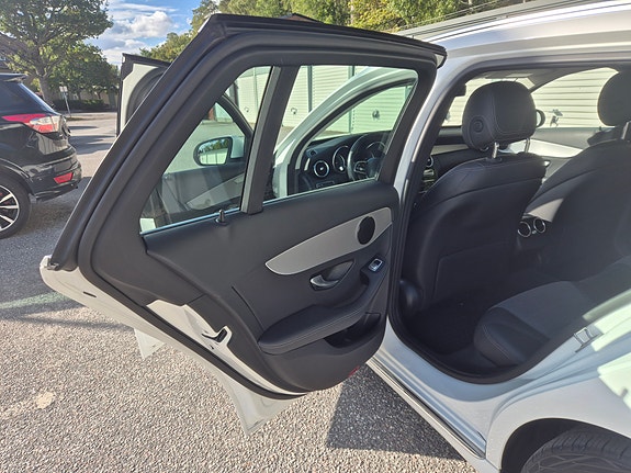 Mercedes-Benz C300 2 of 14