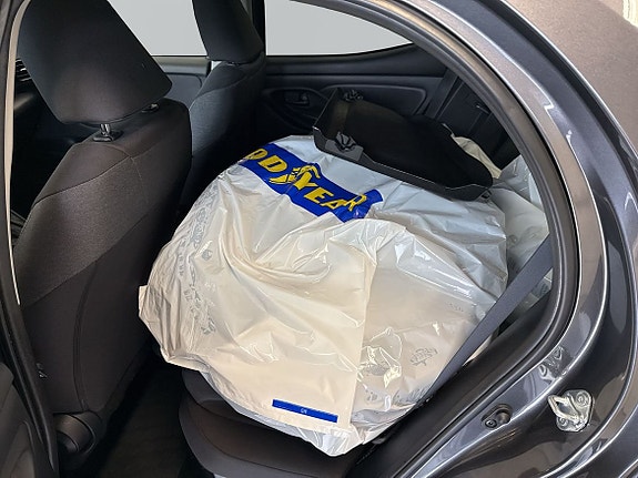 Toyota Yaris 7 of 12