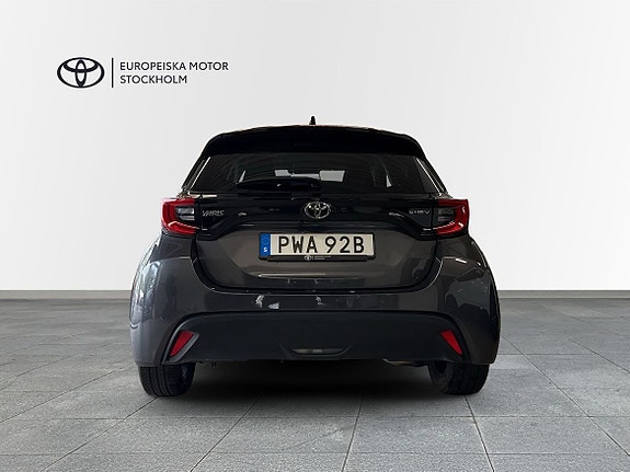 Toyota Yaris 4 of 12