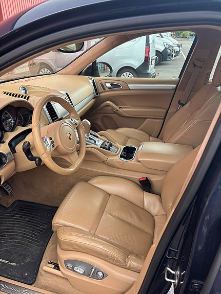 Porsche Cayenne Turbo 10 of 18