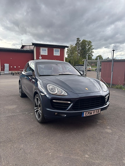 Porsche Cayenne Turbo 3 of 18