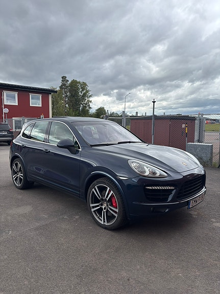 Porsche Cayenne Turbo 2 of 18