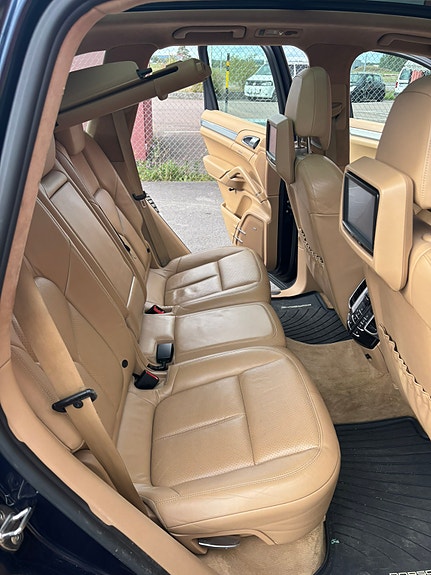 Porsche Cayenne Turbo 12 of 18