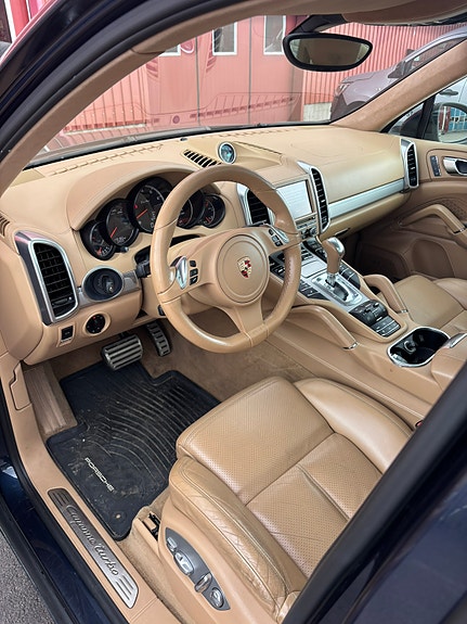 Porsche Cayenne Turbo 9 of 18