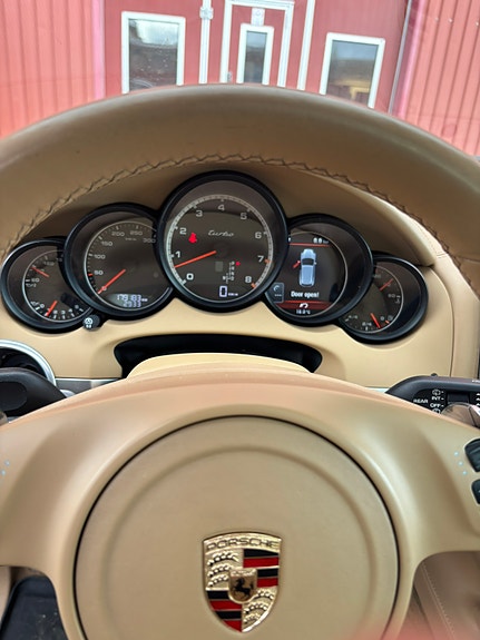 Porsche Cayenne Turbo 11 of 18