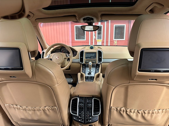 Porsche Cayenne Turbo 13 of 18