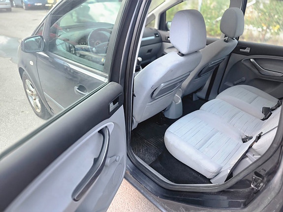 Ford C-Max 11 of 18