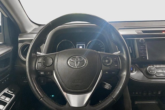 Toyota RAV4 3 of 12