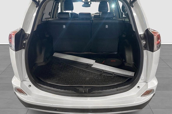 Toyota RAV4 4 of 12