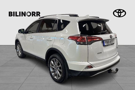 Toyota RAV4 6 of 12