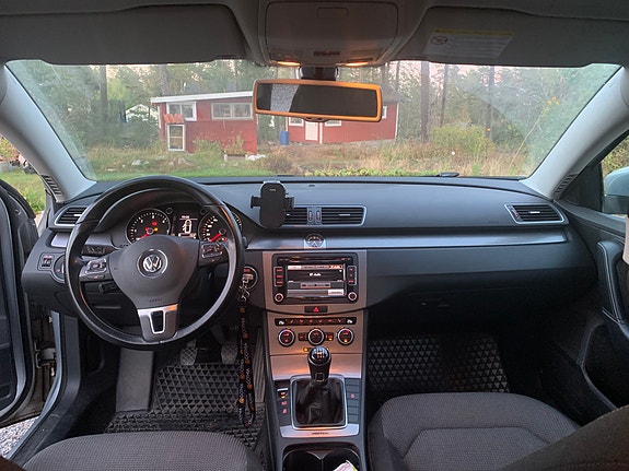 Volkswagen Passat 2 of 3