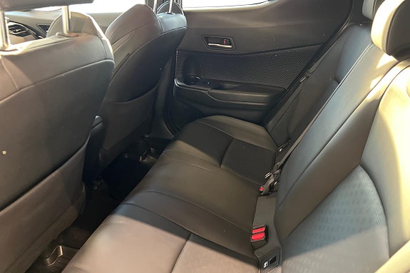 Toyota C-HR 13 of 25