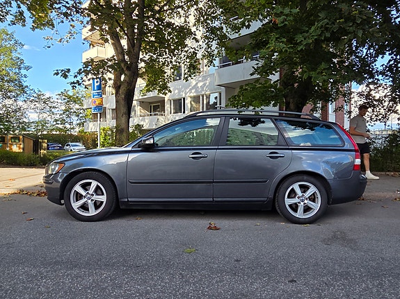 Volvo V50 2 of 9