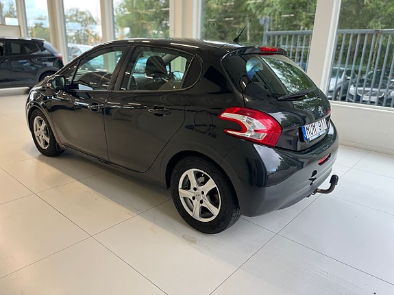 Peugeot 208 2 of 2