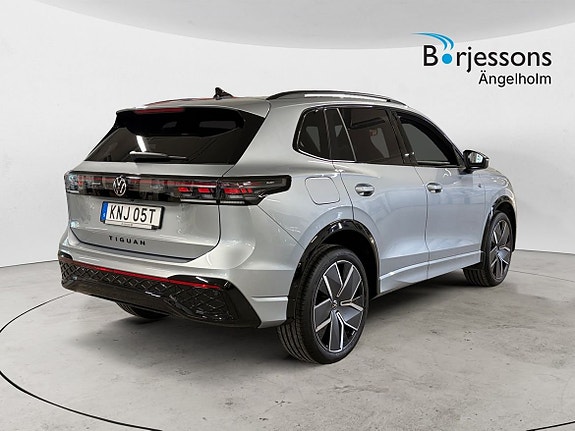 Volkswagen Tiguan 3 of 15