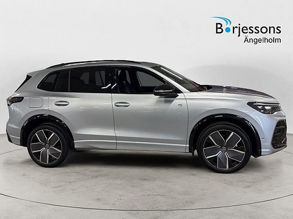 Volkswagen Tiguan 2 of 15
