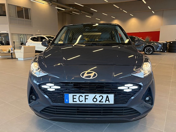 Hyundai i10 2 of 18
