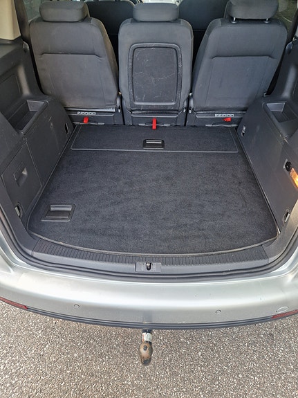 Volkswagen Touran 3 of 9