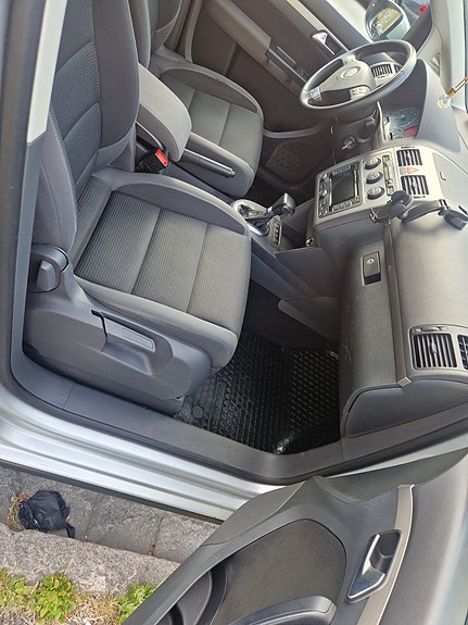 Volkswagen Touran 6 of 9