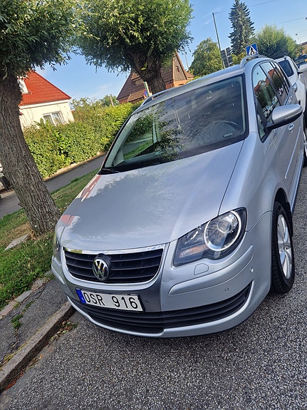 Volkswagen Touran 2 of 9