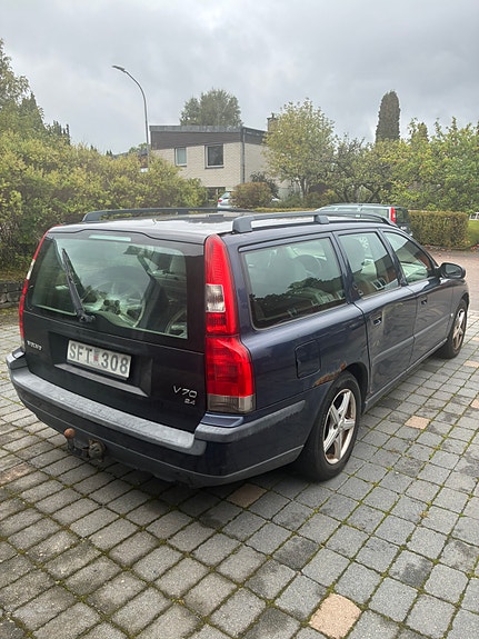 Volvo V70 3 of 7