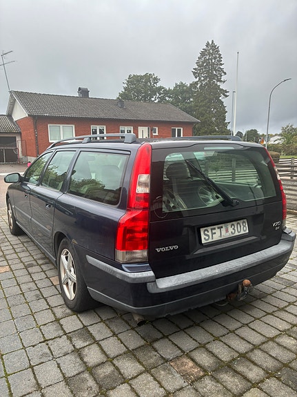 Volvo V70 2 of 7