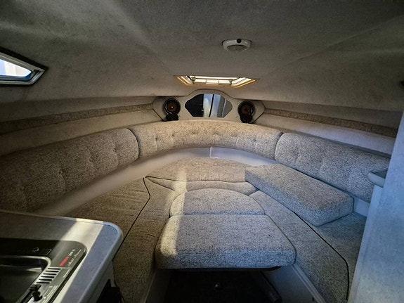 Regal 272 Midcabin Garmin Dieselvärmare Pentry Mercrusier 8 of 12