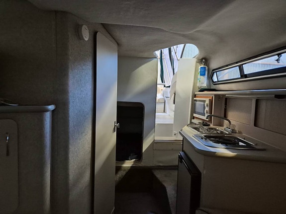 Regal 272 Midcabin Garmin Dieselvärmare Pentry Mercrusier 10 of 12