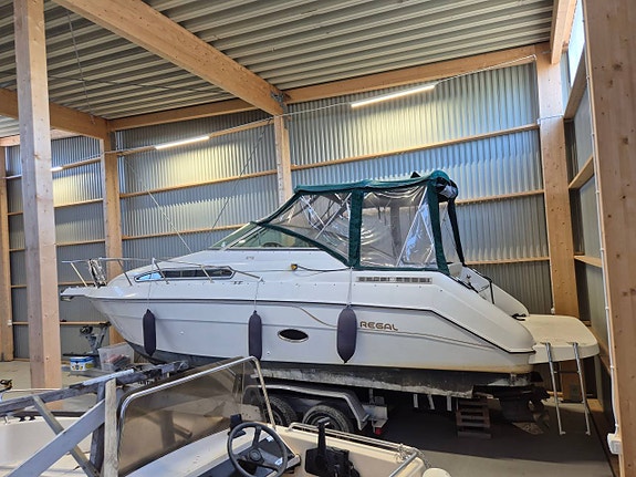 Regal 272 Midcabin Garmin Dieselvärmare Pentry Mercrusier 4 of 12