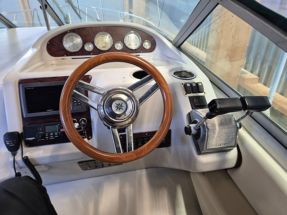 Regal 272 Midcabin Garmin Dieselvärmare Pentry Mercrusier 6 of 12