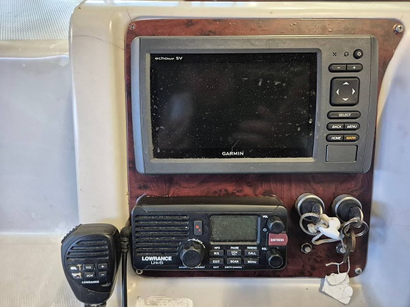 Regal 272 Midcabin Garmin Dieselvärmare Pentry Mercrusier 7 of 12