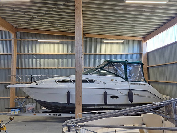 Regal 272 Midcabin Garmin Dieselvärmare Pentry Mercrusier 3 of 12