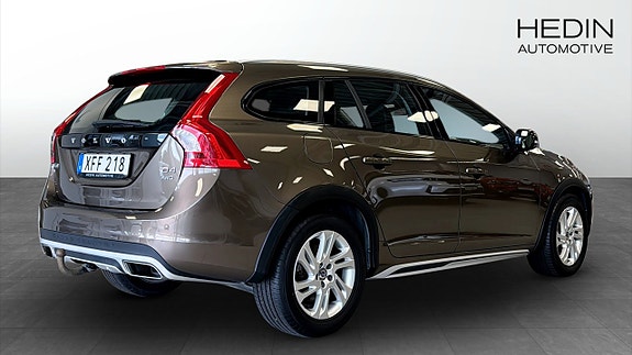 Volvo V60 Cross Country 2 of 13