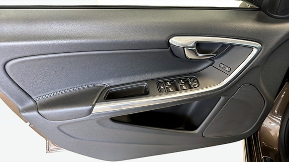 Volvo V60 Cross Country 11 of 13