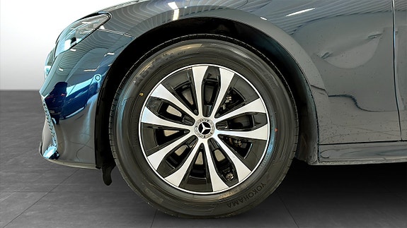 Mercedes-Benz E220 6 of 12