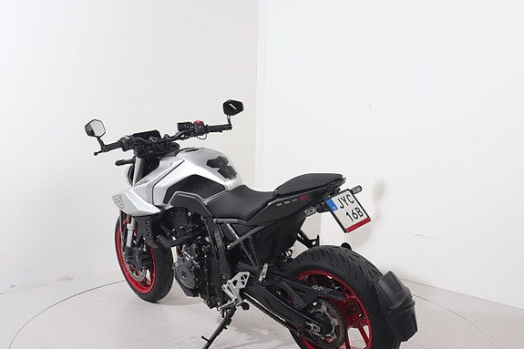 Suzuki GSX-8S 6 of 7