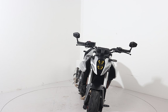 Suzuki GSX-8S 3 of 7